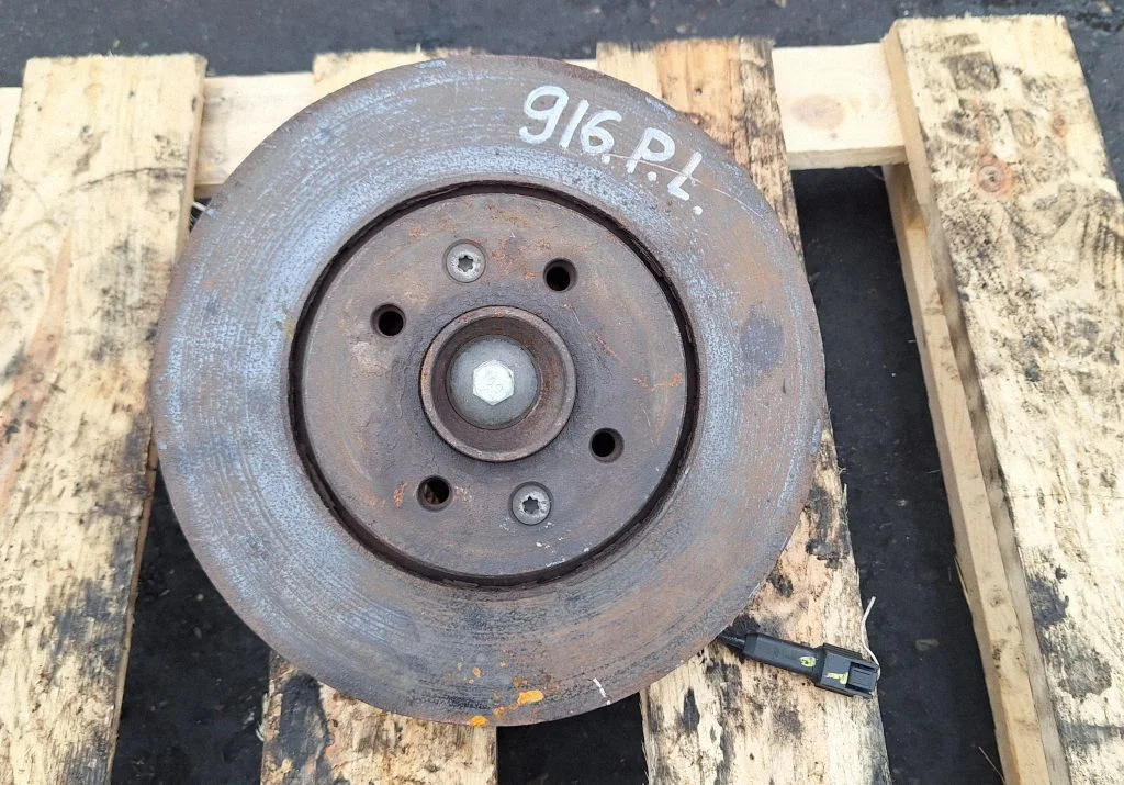Front wheel hub – front left