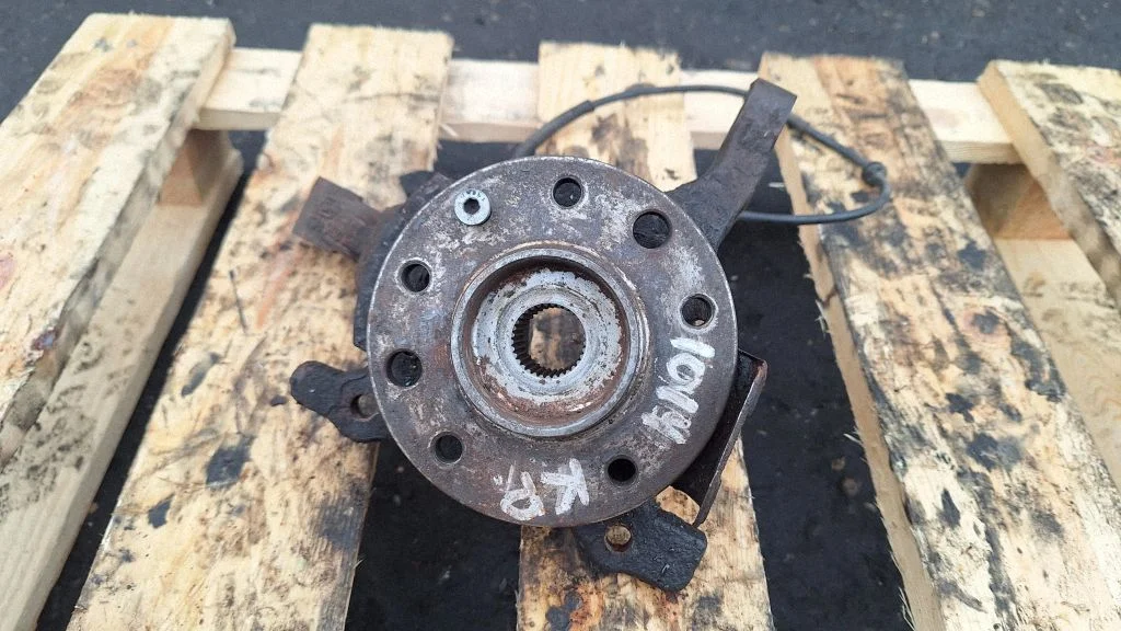 Front wheel hub – front left