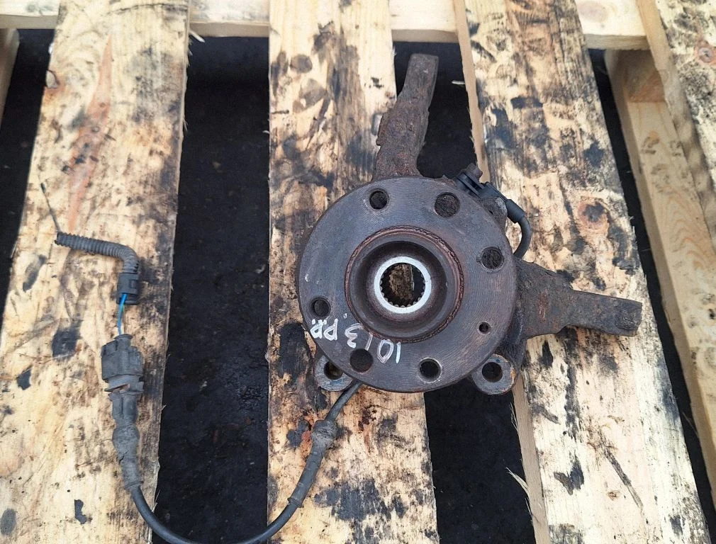 Front wheel hub – front right