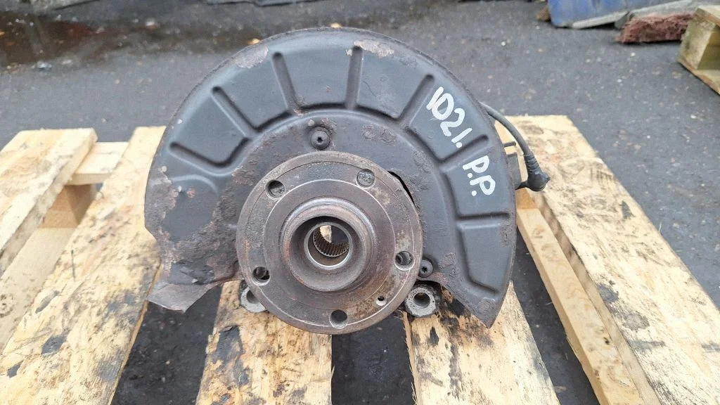 Front wheel hub – front right