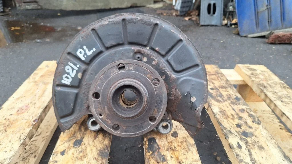 Front wheel hub – front left