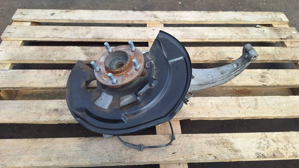Front wheel hub – front left