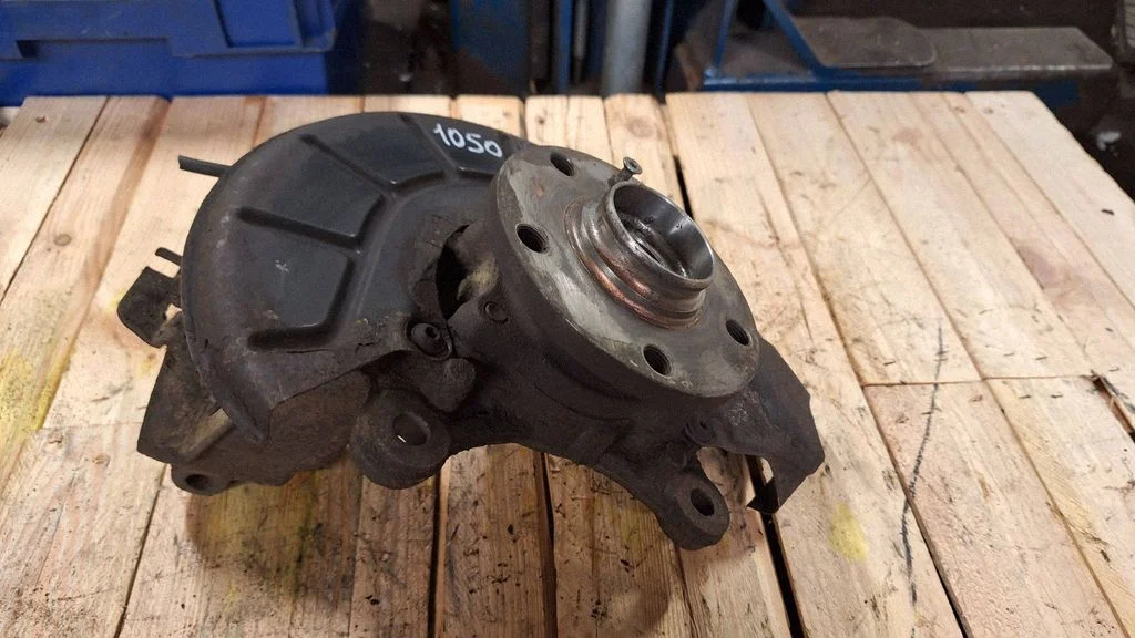 Front wheel hub – front left