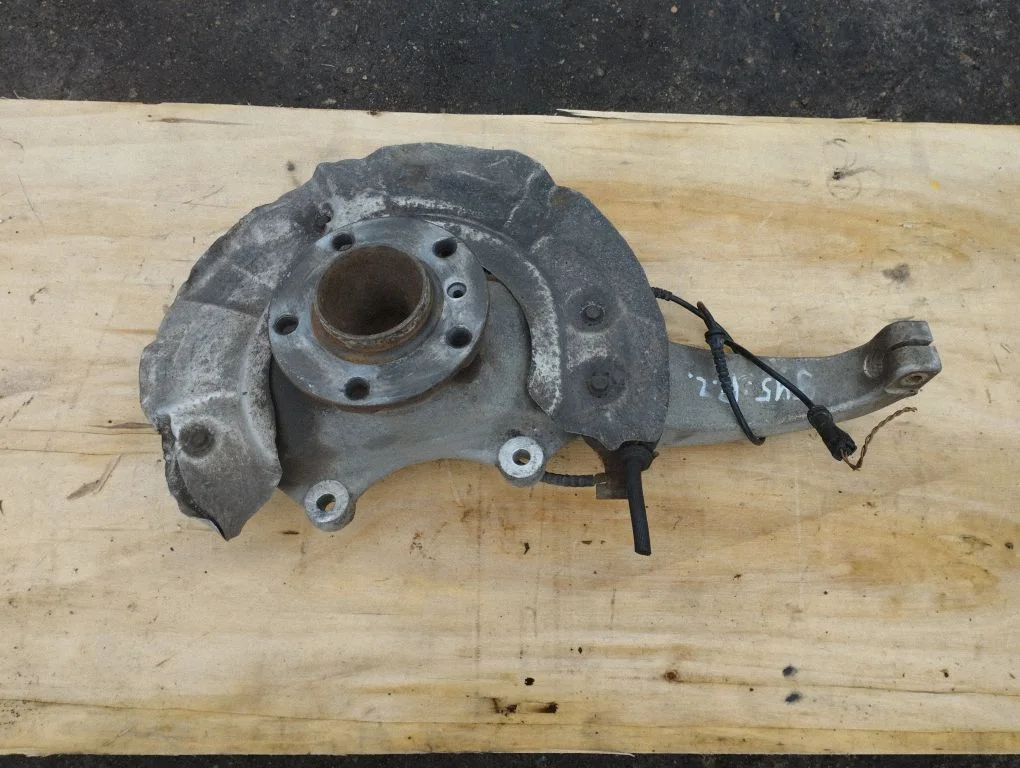 Front wheel hub – front left