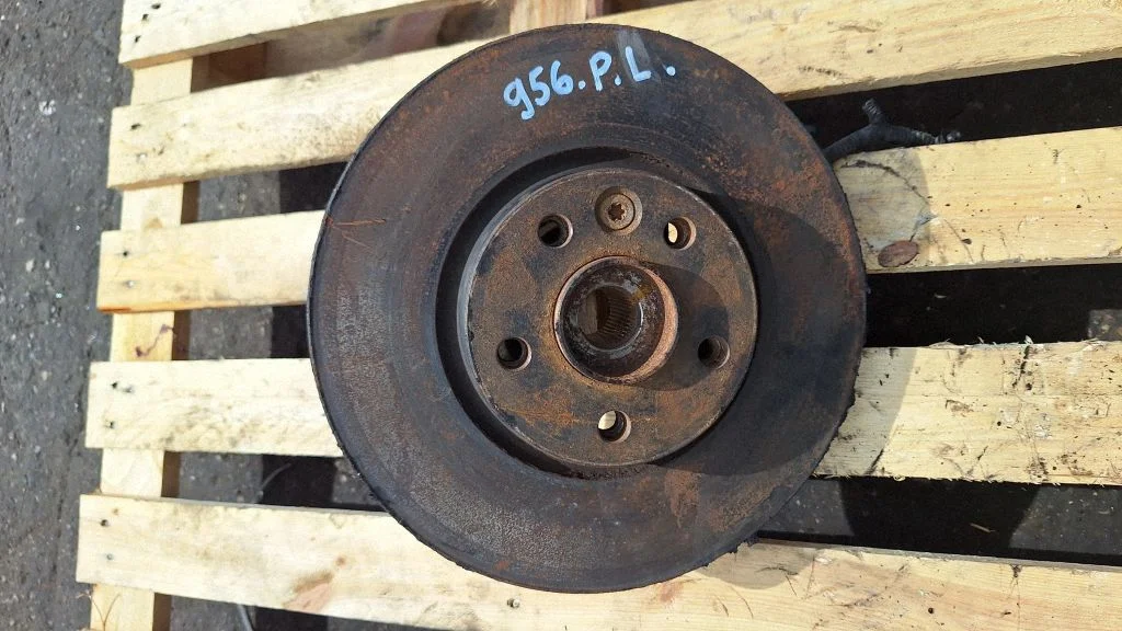 Front wheel hub – front left