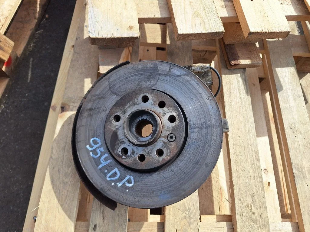 Front wheel hub – front right