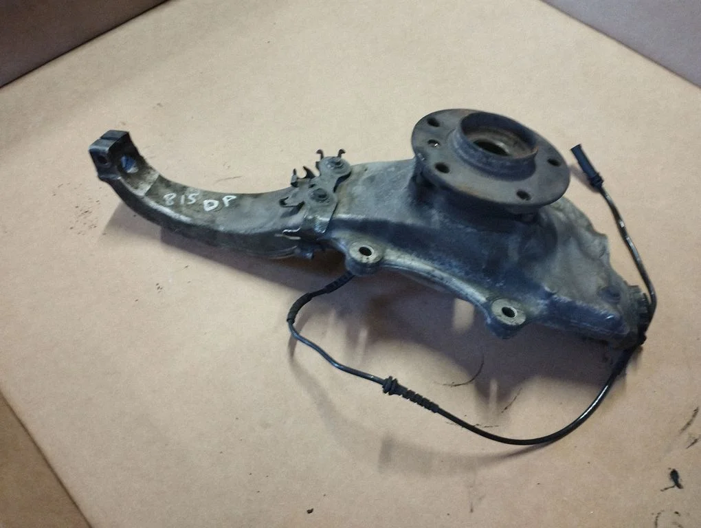 Front wheel hub – front right