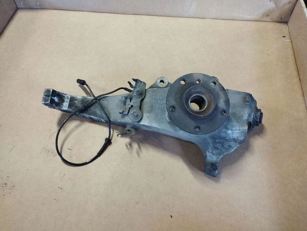 Front wheel hub – front left