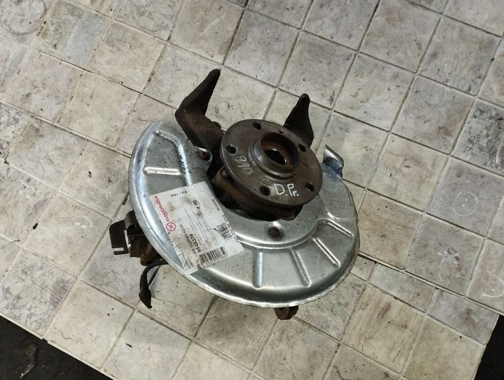 Front wheel hub – front right