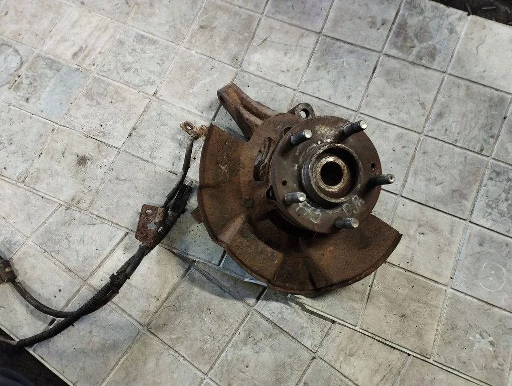 Front wheel hub – front right