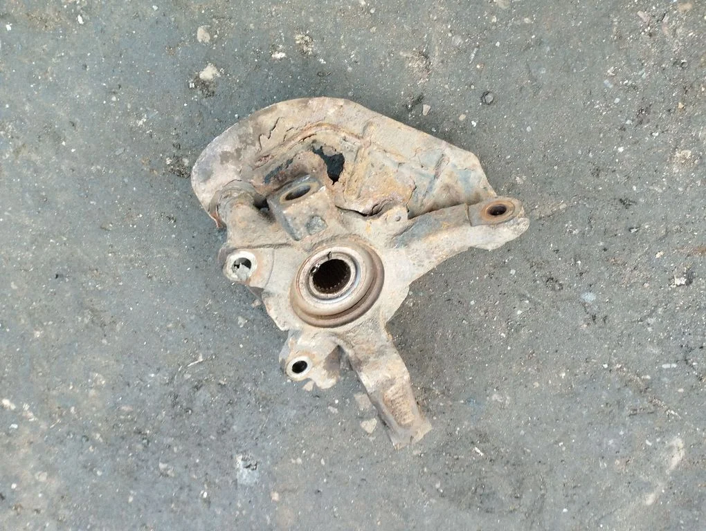Front wheel hub – left