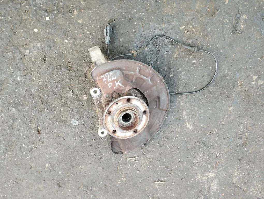 Front wheel hub – left
