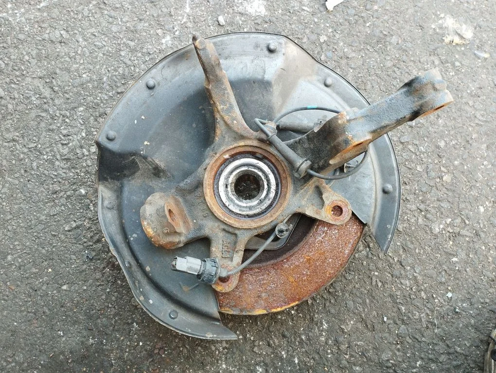 Front wheel hub – front left