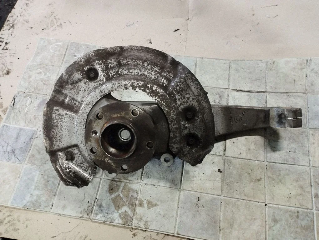 Front wheel hub – front left