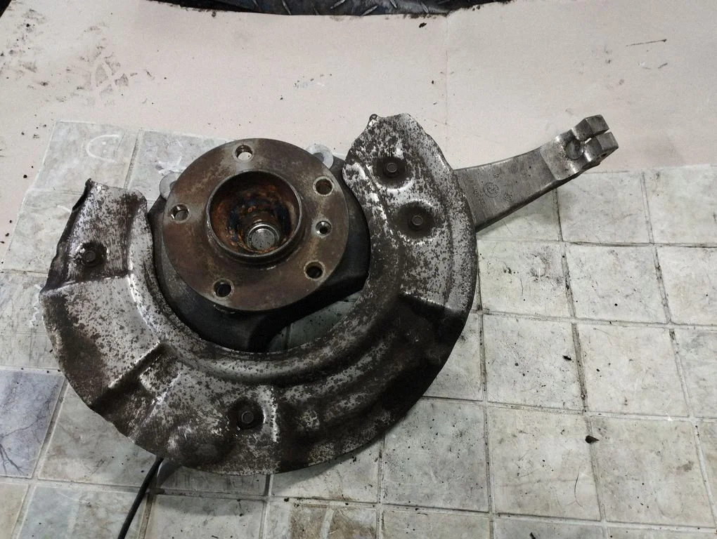 Front wheel hub – front right