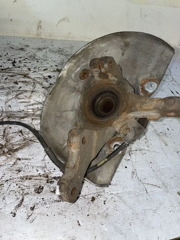 Front wheel hub – front left