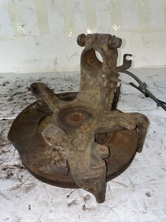 Front wheel hub – front left
