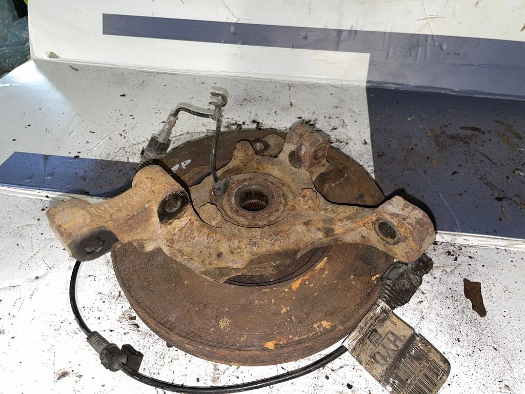 Front wheel hub – front left