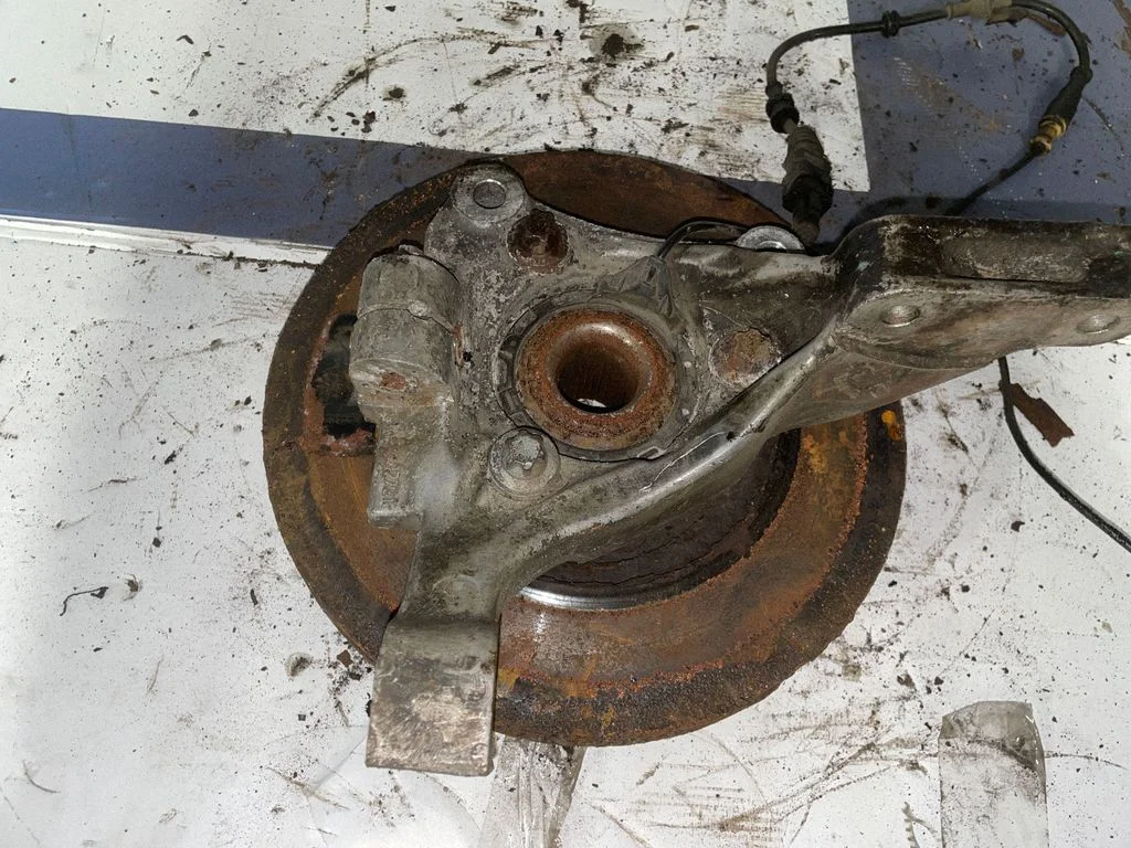 Front wheel hub – front right