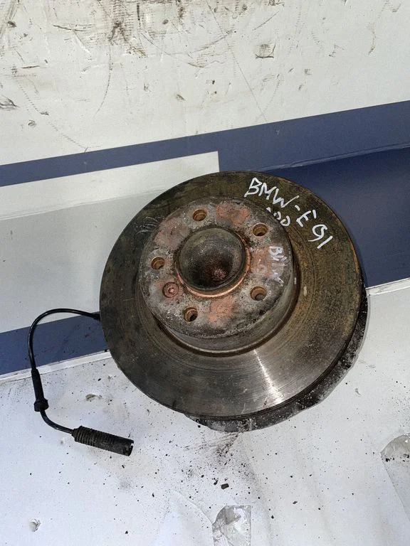 Front wheel hub – front right