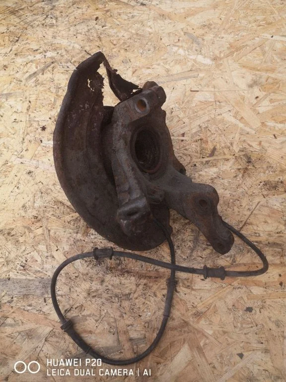 Front wheel hub – right