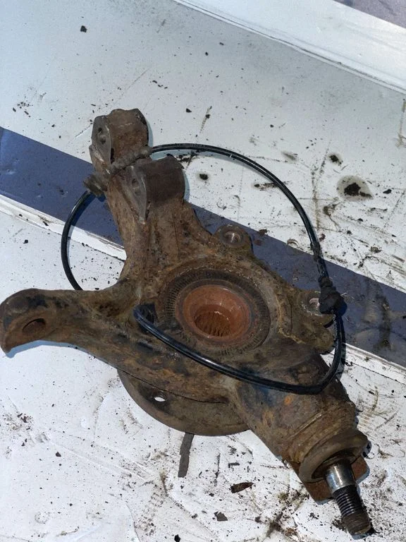 Front wheel hub – front left