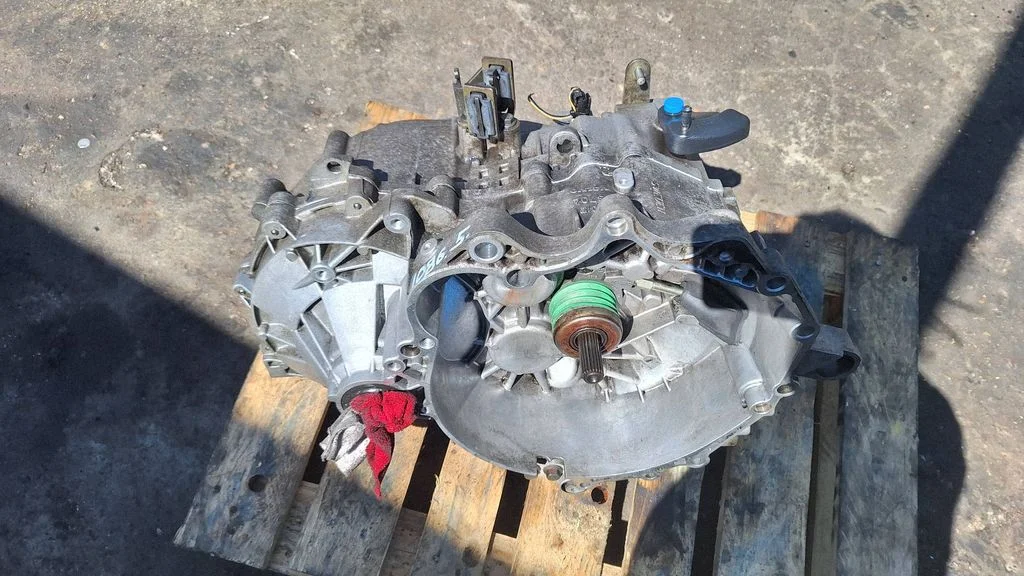 Manual 5 speed gearbox 1023704
