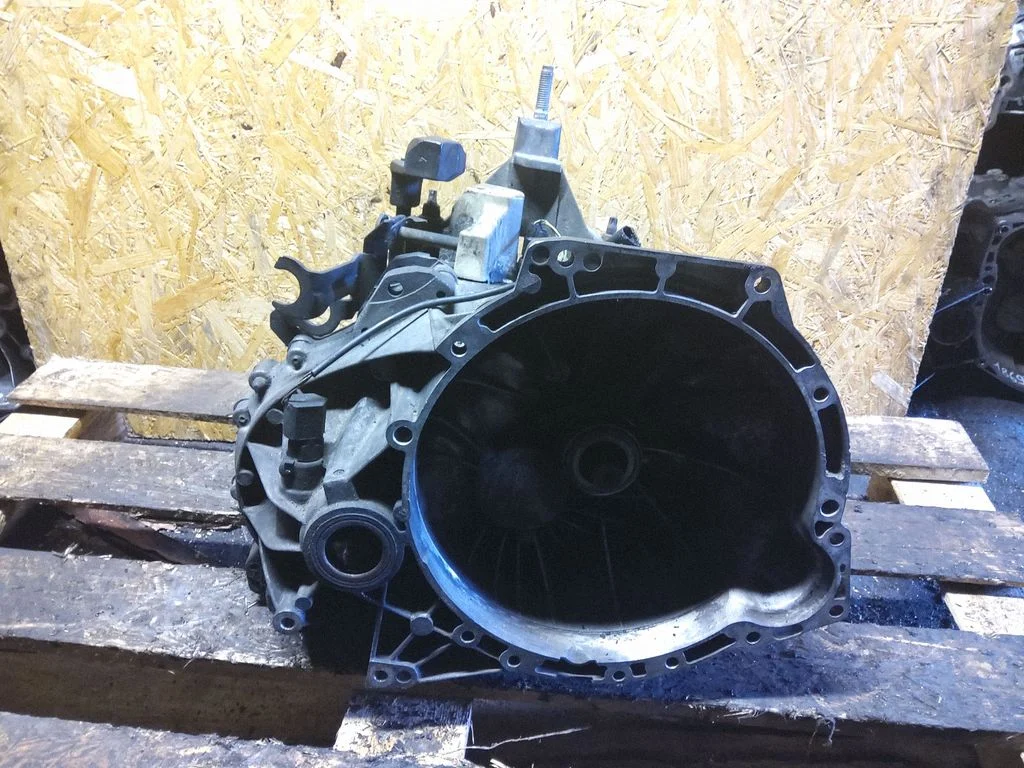 Manual 5 speed gearbox XS4R7F096