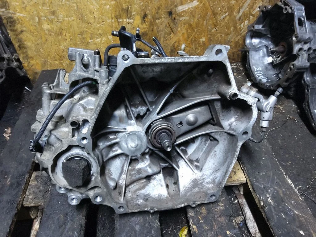 Manual 5 speed gearbox CM7M