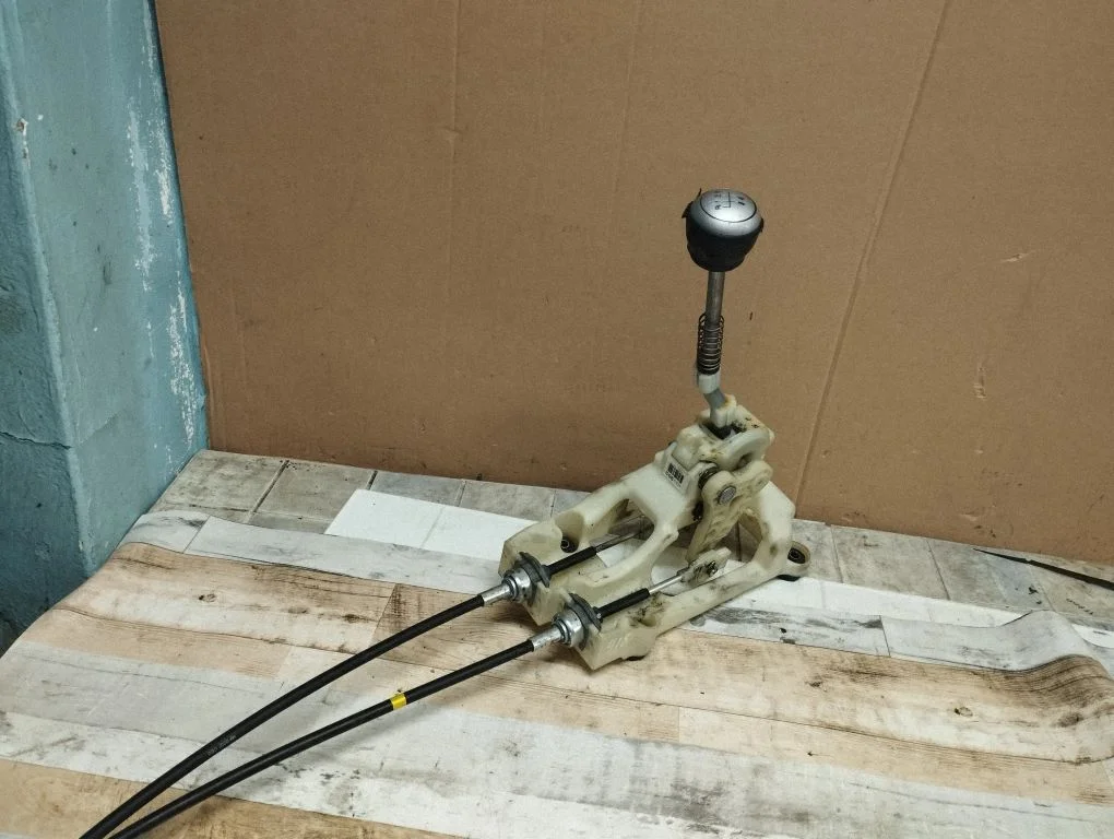 Gear selector mechanism 437002B000
