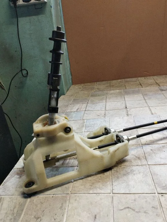 Gear selector mechanism 437002B900