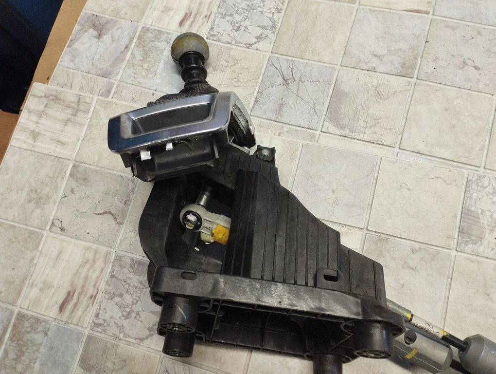 Gear selector mechanism 9672372980
