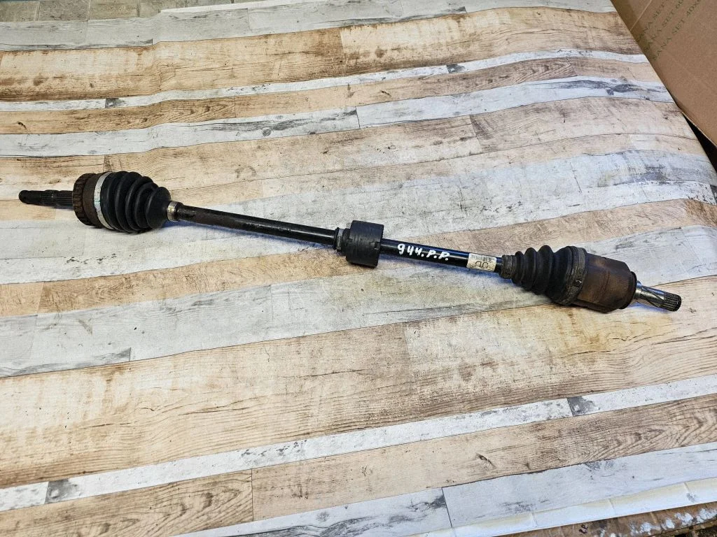 Priekšējā pusass UD610100473