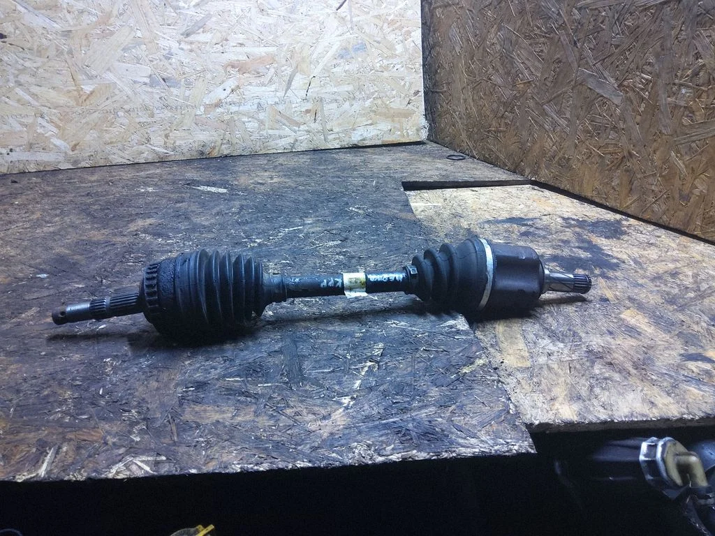 Front driveshaft – left