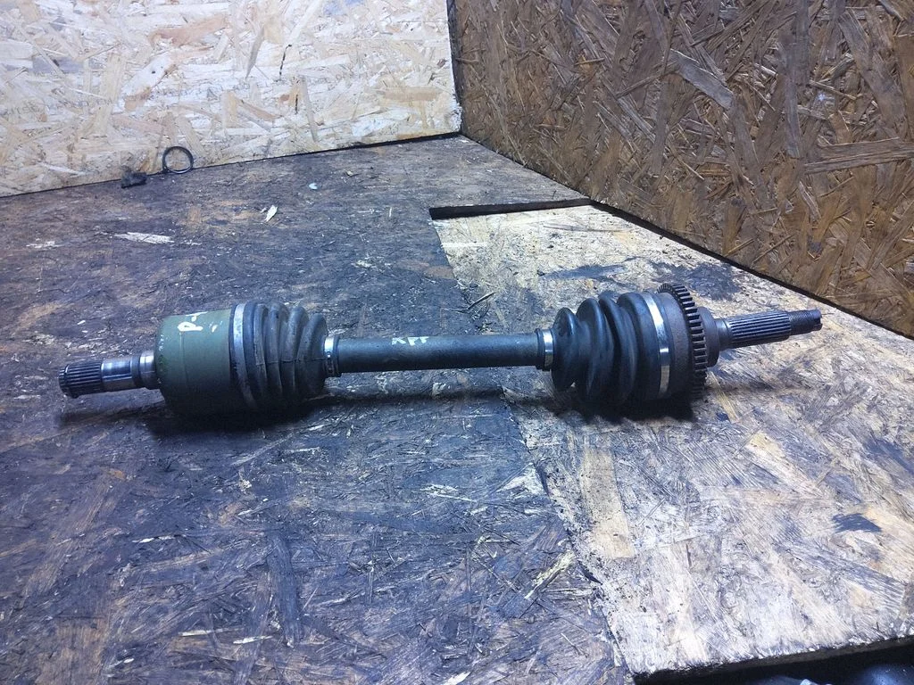 Front driveshaft – left