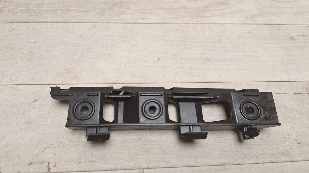 Esistange kinnitusklamber – Volkswagen Passat B5.5 (2001-2005)