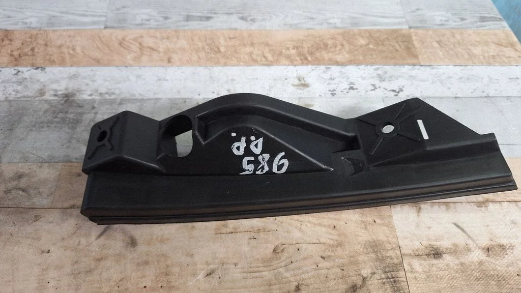 Front bumper mounting bracket 1T0807890A