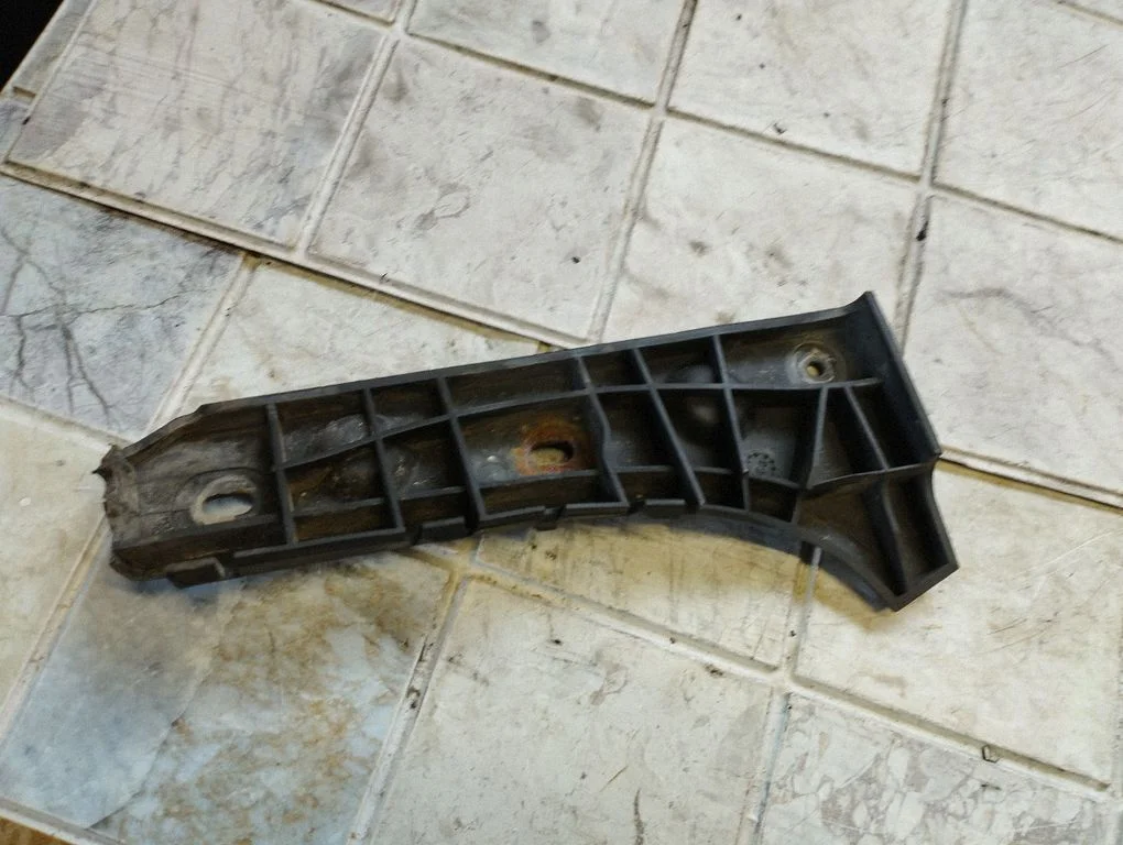 Esistange kinnitusklamber – Audi A6 Allroad C5 (1999-2005)