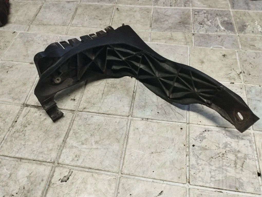 Front bumper mounting bracket 8E0807284
