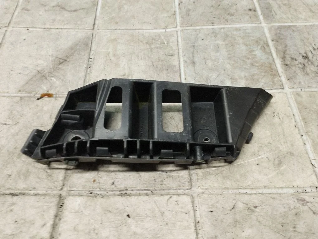 Priekšējā bampera turētājs 5N0807183
