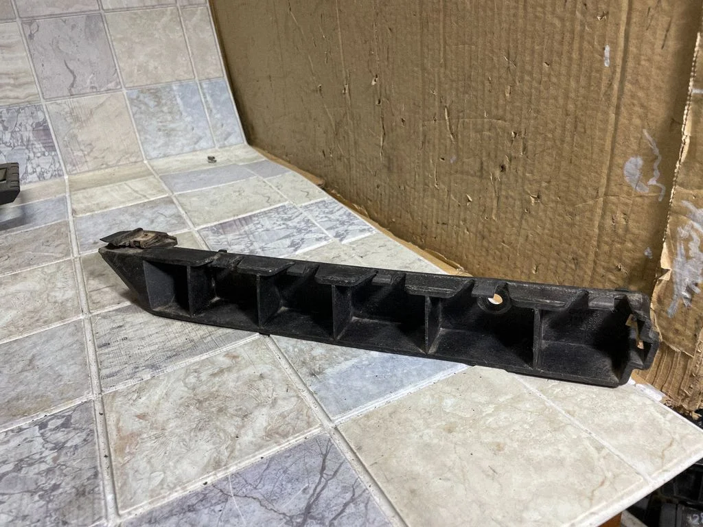 Front bumper mounting bracket 12785982