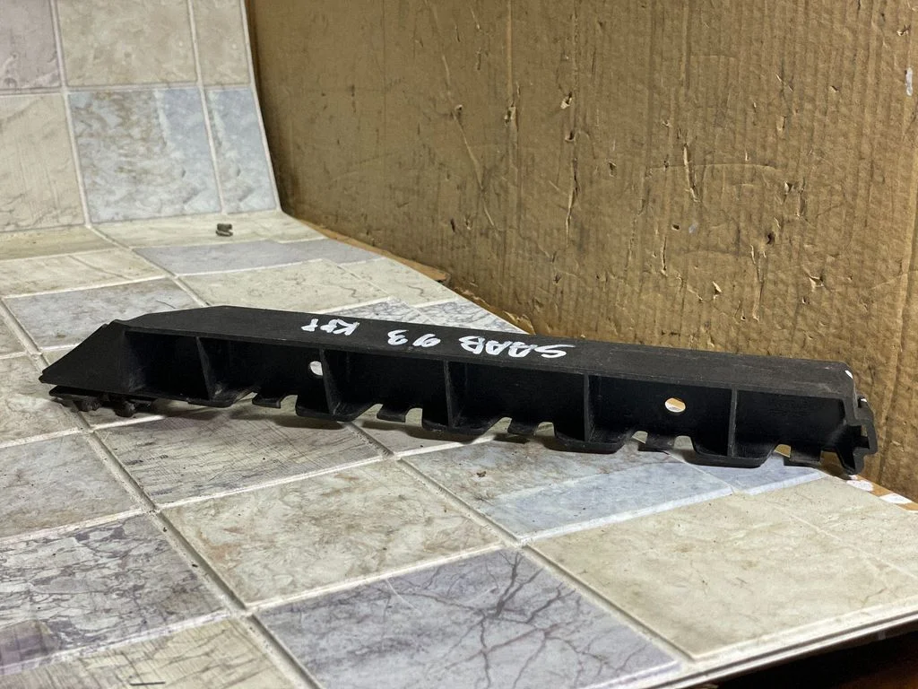 Front bumper mounting bracket 12785981