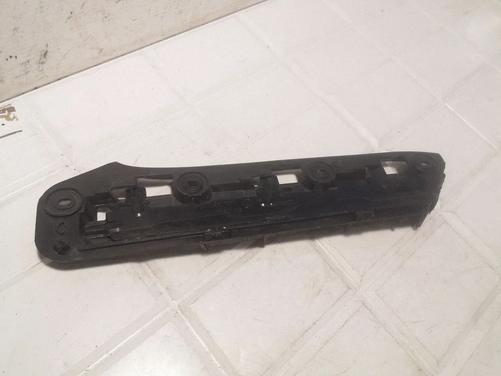 Esistange kinnitusklamber – Volkswagen Touran I (2003-2010)