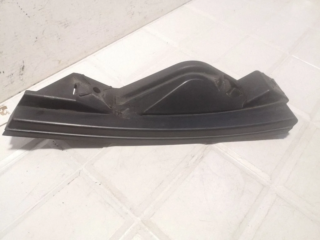 Priekšējā bampera turētājs – Volkswagen Touran I (2003-2010)