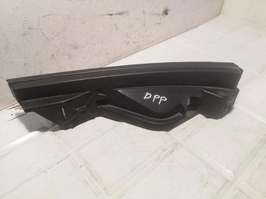 Priekšējā bampera turētājs – Volkswagen Touran I (2003-2010)