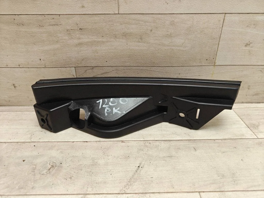 Esistange kinnitusklamber 1T0807889A
