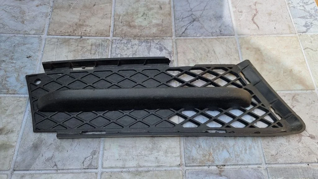 Front bumper lower grill 7154552