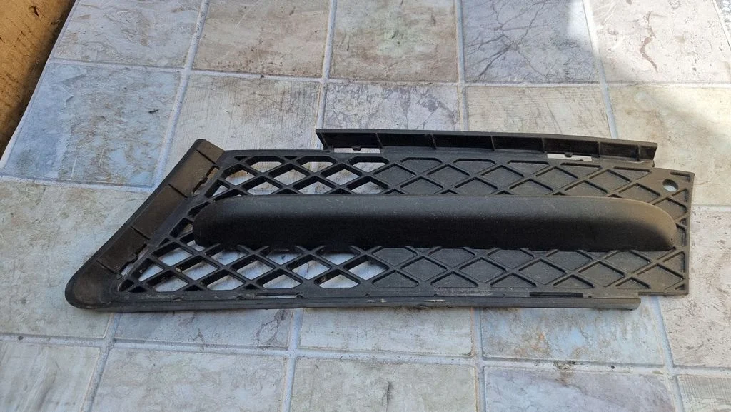 Front bumper lower grill 7154551