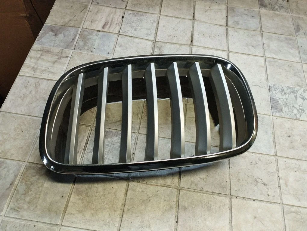 Front bumper upper radiator grill – left