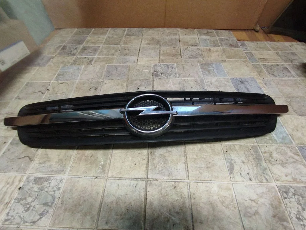 Front bumper upper radiator grill 9465M010